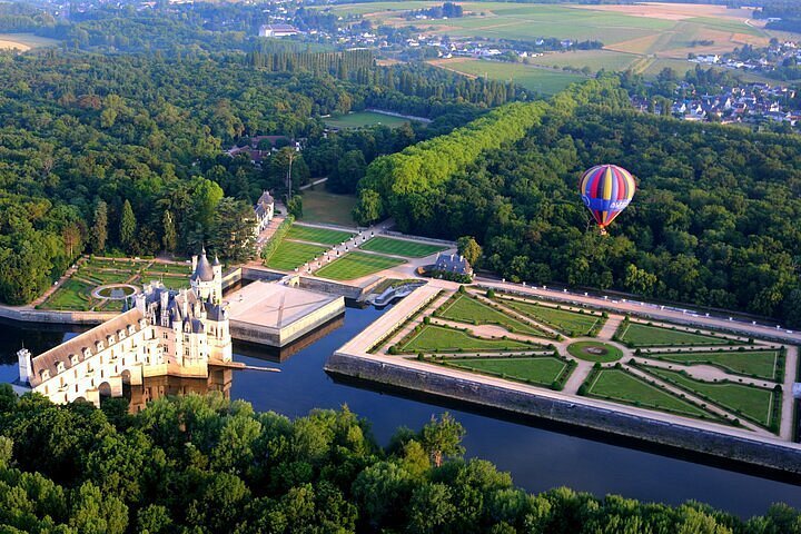 Private hot-air balloon tour over the Châteaux of the Loire